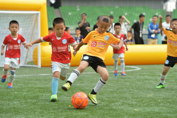 Two kindergarten teams from Zhuhai, Guangdong province, compete in a five-a-side match on Saturday during the 2017 National Children's Football Expo in Ordos, Inner Mongolia autonomous region. (Photo Provided To China Daily) Two kindergarten teams from Zhuhai, Guangdong province, compete in a five-a-side match on Saturday during the 2017 National Children's Football Expo in Ordos, Inner Mongolia autonomous region. (Photo Provided To China Daily)