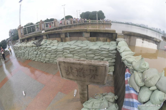 Sand bags are piled up along the Xiangjiang River in Changsha, capital of central China's Hunan Province, July 2, 2017. Heavy rainfall caused the river's water level to rise to a record high of 39.21 meters Sunday morning. (Xinhua/Fan Junwei) Sand bags are piled up along the Xiangjiang River in Changsha, capital of central China's Hunan Province, July 2, 2017. Heavy rainfall caused the river's water level to rise to a record high of 39.21 meters Sunday morning. (Xinhua/Fan Junwei)