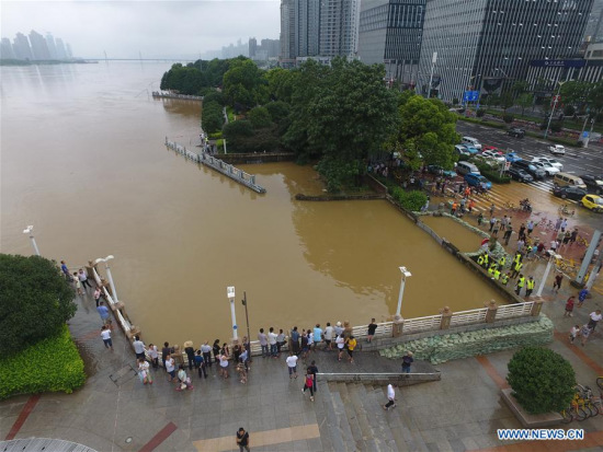 Citizens are seen in flood-hit Changsha, capital of central China's Hunan Province, July 2, 2017. Days of torrential rain in Hunan Province raised the water level of the Xiangjiang River, a major tributary of Yangtze River, to exceed its record flood level Sunday morning. (Xinhua/Long Hongtao) Citizens are seen in flood-hit Changsha, capital of central China's Hunan Province, July 2, 2017. Days of torrential rain in Hunan Province raised the water level of the Xiangjiang River, a major tributary of Yangtze River, to exceed its record flood level Sunday morning. (Xinhua/Long Hongtao)
