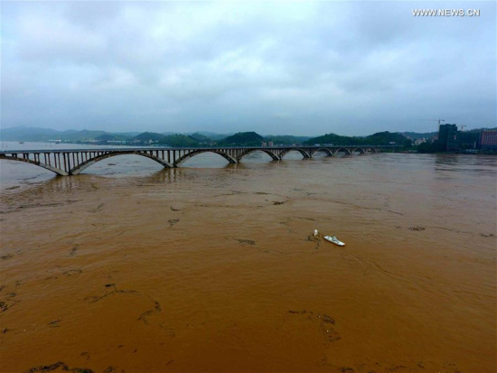 Photo taken on July 4, 2017 shows the swelling Xijiang River in Tengxian County, south China's Guangxi Zhuang Autonomous Region. The Xijiang River's water level in Tengxian County reached 25.82 meters Tuesday noon, 2.82 meters higher than the warning line. (Xinhua/Huang Xiaobang) Photo taken on July 4, 2017 shows the swelling Xijiang River in Tengxian County, south China's Guangxi Zhuang Autonomous Region. The Xijiang River's water level in Tengxian County reached 25.82 meters Tuesday noon, 2.82 meters higher than the warning line. (Xinhua/Huang Xiaobang)