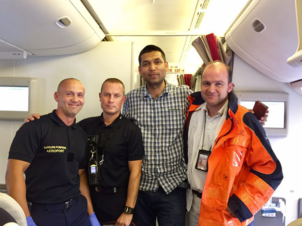 Muhammad Shahbaz (2nd R) poses with the crew members during a flight from Beijing to Paris on July 2, 2017. (Photo provided to chinadaily.com.cn) Muhammad Shahbaz (2nd R) poses with the crew members during a flight from Beijing to Paris on July 2, 2017. (Photo provided to chinadaily.com.cn)