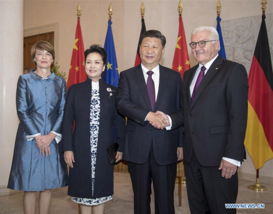 Chinese President Xi Jinping (2nd R) and his wife Peng Liyuan (2nd L), pose for photos with German President Frank-Walter Steinmeier (1st R) and his wife Elke Buedenbender in Berlin, capital of Germany, July 5, 2017. Xi met with German President Frank-Walter Steinmeier in Berlin on Wednesday. (Xinhua/Li Xueren) Chinese President Xi Jinping (2nd R) and his wife Peng Liyuan (2nd L), pose for photos with German President Frank-Walter Steinmeier (1st R) and his wife Elke Buedenbender in Berlin, capital of Germany, July 5, 2017. Xi met with German President Frank-Walter Steinmeier in Berlin on Wednesday. (Xinhua/Li Xueren)