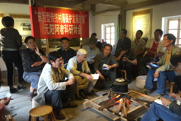 Zhu Liangwen (fifth from left) discusses the Azheke renovation project at the village in Yuanyang county, Yunnan province, with local officials and village leaders. FU ZHENGHUI/CHINA DAILY Zhu Liangwen (fifth from left) discusses the Azheke renovation project at the village in Yuanyang county, Yunnan province, with local officials and village leaders. FU ZHENGHUI/CHINA DAILY