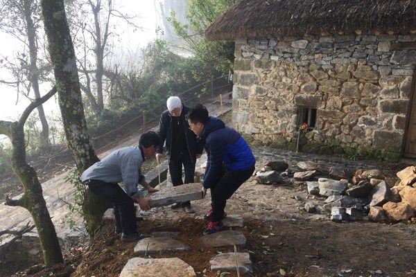 Zhu supervises the construction of a lane at a village in Yuanyang county. FU ZHENGHUI/CHINA DAILY Zhu supervises the construction of a lane at a village in Yuanyang county. FU ZHENGHUI/CHINA DAILY
