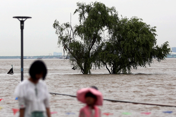 Trees are submerged by a flood in Nanjing, Jiangsu province, on Friday. (Photo/CHINA NEWS SERVICE) Trees are submerged by a flood in Nanjing, Jiangsu province, on Friday. (Photo/CHINA NEWS SERVICE)