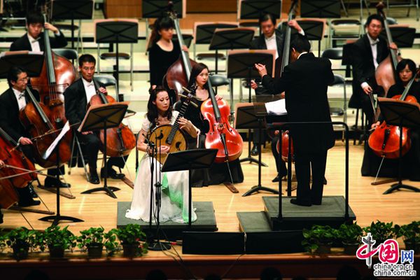 Xu Yang and her Chamber Orchestra perform. (Photo/China.org.cn) Xu Yang and her Chamber Orchestra perform. (Photo/China.org.cn)