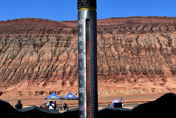A huge thermometer shows surface temperatures hit 88 C in Turpan, Xinjiang Uygur autonomous region, on Sunday. LIU JIAN/CHINA DAILY A huge thermometer shows surface temperatures hit 88 C in Turpan, Xinjiang Uygur autonomous region, on Sunday. LIU JIAN/CHINA DAILY
