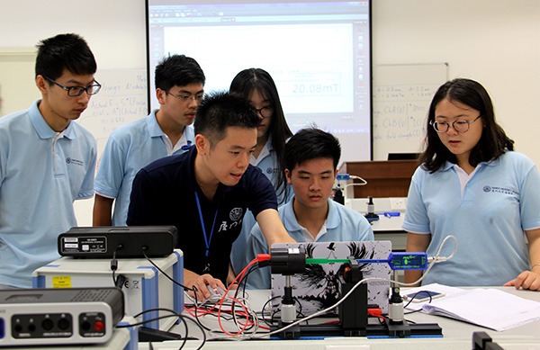 Haw Choon Yian teaches students in a laboratory. PROVIDED TO CHINA DAILY Haw Choon Yian teaches students in a laboratory. PROVIDED TO CHINA DAILY
