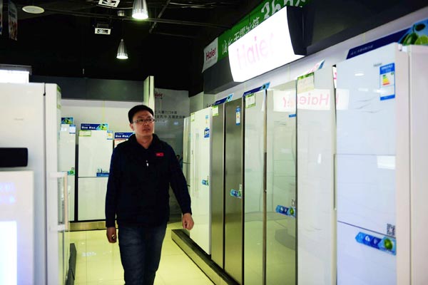 A consumer browses at refrigerators at a Haier store in Qingdao, Shandong province. (Photo by Yu Fangping/For China Daily) A consumer browses at refrigerators at a Haier store in Qingdao, Shandong province. (Photo by Yu Fangping/For China Daily)