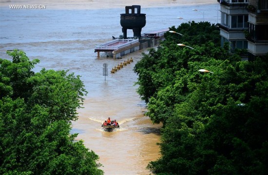 Policemen transfer people trapped by flood in Liuzhou City, south China's Guangxi Zhuang Autonomous Region, July 12, 2017. The Liuzhou section of Liujiang River's water level reached 83.63 meters Wednesday, 1.13 meters higher than the warning line. (Xinhua/Li Hanchi) Policemen transfer people trapped by flood in Liuzhou City, south China's Guangxi Zhuang Autonomous Region, July 12, 2017. The Liuzhou section of Liujiang River's water level reached 83.63 meters Wednesday, 1.13 meters higher than the warning line. (Xinhua/Li Hanchi)
