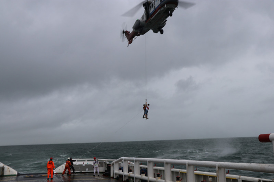Rescuers transfer trapped tourists from Nanpeng Island, some 35 km east of Zhapo, Yangjiang City, south China's Guangdong Province, July 16, 2017. A total of 49 tourists who had been stranded on Nanpeng Island in the South China Sea were picked up and moved to safety on Sunday morning, authorities said. (Xinhua)