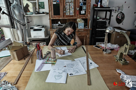 Barbara draws fashion sketches. (Photo/ln.people.cn) Barbara draws fashion sketches. (Photo/ln.people.cn)