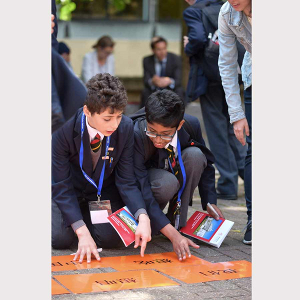MEP pupils participate in a Talking Treasure Hunt around the UCL campus in London, UK on July 14, 2017. (Photo provided to chinadaily.com.cn) MEP pupils participate in a Talking Treasure Hunt around the UCL campus in London, UK on July 14, 2017. (Photo provided to chinadaily.com.cn)