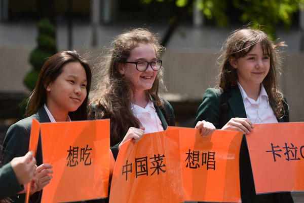 Pupils on the Mandarin Excellence Programme test out their skills on a Talking Treasure Hunt in London, UK on July 14, 2017. (Photo provided to chinadaily.com.cn) Pupils on the Mandarin Excellence Programme test out their skills on a Talking Treasure Hunt in London, UK on July 14, 2017. (Photo provided to chinadaily.com.cn)