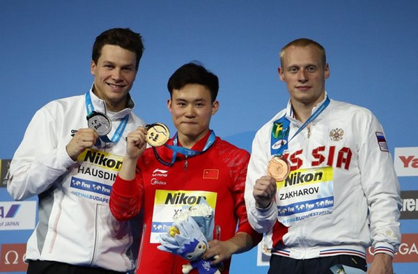 Patrick Hausding (L), Xie Siyi (C) and Ilia Zakharov pose with the medals during the men's 3m springboard awarding ceremony at the 17th FINA World Championships in Budapest, Hungary, July 20, 2017. Chinese diver Xie Siyi claimed the title in the men's 3m springboard on Thursday. (Photo/Agencies) Patrick Hausding (L), Xie Siyi (C) and Ilia Zakharov pose with the medals during the men's 3m springboard awarding ceremony at the 17th FINA World Championships in Budapest, Hungary, July 20, 2017. Chinese diver Xie Siyi claimed the title in the men's 3m springboard on Thursday. (Photo/Agencies)
