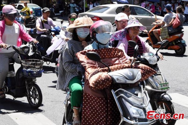 Motorcyclists use masks and hats to protect themselves from the sun's harsh rays in Fuzhou City, the capital of East China’s Fujian Province, July 10, 2017. (Photo: China News Service/Liu Kegeng) Motorcyclists use masks and hats to protect themselves from the sun's harsh rays in Fuzhou City, the capital of East China’s Fujian Province, July 10, 2017. (Photo: China News Service/Liu Kegeng)