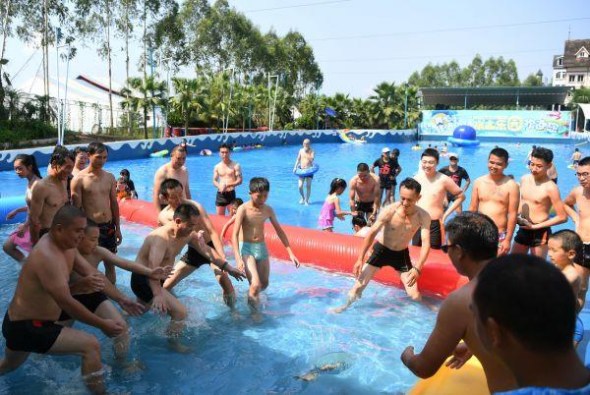 Tourists enjoy themselves in a water park in Chongqing. (Photo/Xinhua) Tourists enjoy themselves in a water park in Chongqing. (Photo/Xinhua)