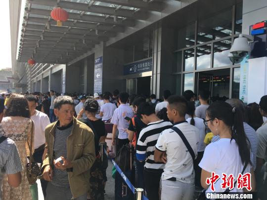Tourists queue to enter a railway station in Guiyang, Guizhou Province. (Photo/Chinanews.com) Tourists queue to enter a railway station in Guiyang, Guizhou Province. (Photo/Chinanews.com)