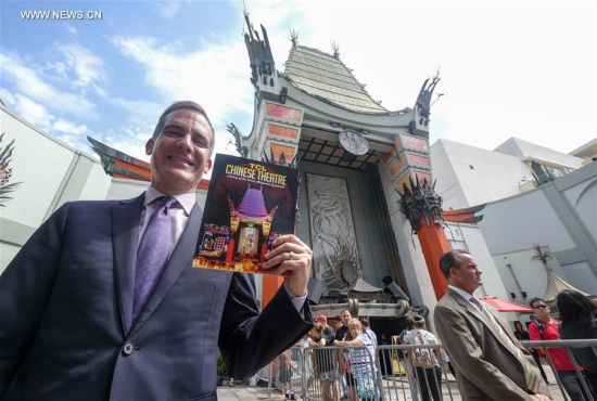 Mayor of Los Angeles Eric Garcetti shows the first commemorative, full-color souvenir book to mark the 90-year history of the TCL Chinese Theatre in Los Angeles, the United States, July 24, 2017. (Xinhua/Zhao Hanrong) Mayor of Los Angeles Eric Garcetti shows the first commemorative, full-color souvenir book to mark the 90-year history of the TCL Chinese Theatre in Los Angeles, the United States, July 24, 2017. (Xinhua/Zhao Hanrong)