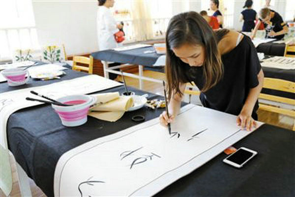 Anya, a 14-year-old student from Russia practices calligraphy while attending a Chinese culture summer camp in Heilongjiang province, China. (Photo/People's Daily) Anya, a 14-year-old student from Russia practices calligraphy while attending a Chinese culture summer camp in Heilongjiang province, China. (Photo/People's Daily)