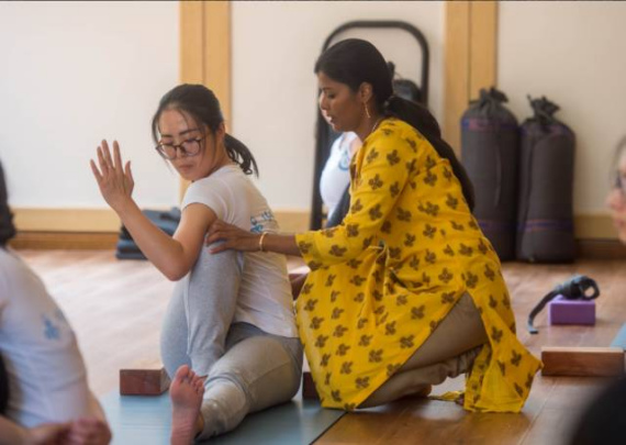 Indian yoga teacher Subbulakshmi Velusamy (R)trains a woman to learn yoga. (Photo/Xinhua) Indian yoga teacher Subbulakshmi Velusamy (R)trains a woman to learn yoga. (Photo/Xinhua)