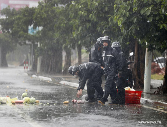 Staff members pick up vegetables for a pedestrian in Fuqing City, southeast China's Fujian Province, July 30, 2017. (Xinhua/Jiang Kehong) Staff members pick up vegetables for a pedestrian in Fuqing City, southeast China's Fujian Province, July 30, 2017. (Xinhua/Jiang Kehong)