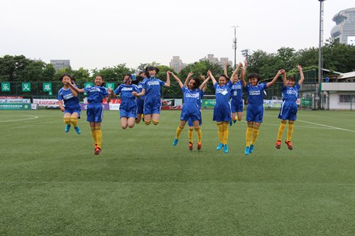 Girls from the soccer team of Yangliujing Township Middle School in Southwest China's Yunnan Province hop for a picture after finishing half a day's training with foreign coaches in Beijing (Photo: Li Ruohan/GT) Girls from the soccer team of Yangliujing Township Middle School in Southwest China's Yunnan Province hop for a picture after finishing half a day's training with foreign coaches in Beijing (Photo: Li Ruohan/GT)