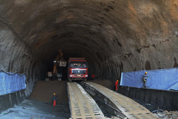 Workers are digging a tunnel of the Beijing-Zhangjiakou high-speed railway line's branch linking Chongli county, Zhangjiakou, Hebei province, on June 30, 2017. (Photo/Xinhua) Workers are digging a tunnel of the Beijing-Zhangjiakou high-speed railway line's branch linking Chongli county, Zhangjiakou, Hebei province, on June 30, 2017. (Photo/Xinhua)