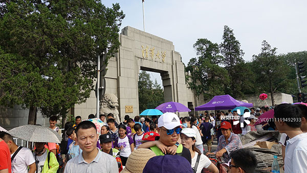 Student tourists leave the campus of Tsinghua University through its west gate after a tour organized by a local agency. Campuses of elite universities have been picked by ambitious Chinese parents as a popular tourism destination for their children in summer.(Photo provided to China Daily) Student tourists leave the campus of Tsinghua University through its west gate after a tour organized by a local agency. Campuses of elite universities have been picked by ambitious Chinese parents as a popular tourism destination for their children in summer.(Photo provided to China Daily)
