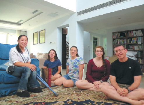 Brent Johnson, his wife (center), his two daughters and Lin Lin, a former foster care child from China who used to live with the Johnson family in the United States.(Photo provided to China Daily) Brent Johnson, his wife (center), his two daughters and Lin Lin, a former foster care child from China who used to live with the Johnson family in the United States.(Photo provided to China Daily)