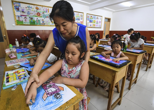 Students learn to paint at a tutorial class on Tuesday in Dachang Hui autonomous county in Hebei province. (LI XIAOGUO/XINHUA) Students learn to paint at a tutorial class on Tuesday in Dachang Hui autonomous county in Hebei province. (LI XIAOGUO/XINHUA)