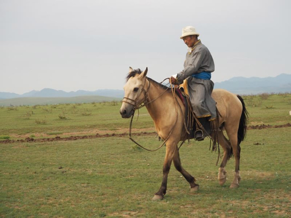 Mao Hoaer walks his horse in the grasslands. Photo/CGTN Mao Hoaer walks his horse in the grasslands. Photo/CGTN
