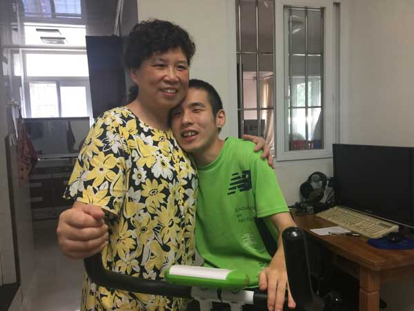 LiguanYanping and his mother Guan Ping pose for a picture. (Photo/chinadaily.com.cn) LiguanYanping and his mother Guan Ping pose for a picture. (Photo/chinadaily.com.cn)