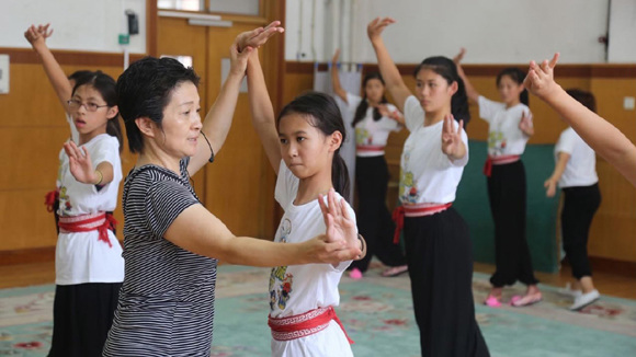 Overseas Chinese students learn traditional Chinese opera, Aug. 8, 2017. (Photo/Video screenshot from CGTN) Overseas Chinese students learn traditional Chinese opera, Aug. 8, 2017. (Photo/Video screenshot from CGTN)