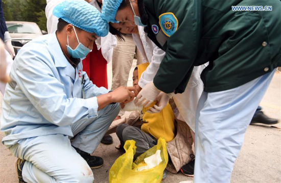 An injured kid receives medical treatment at the InterContinental Resort Jiuzhai Paradise in quake-hit Jiuzhaigou County, southwest China's Sichuan Province, Aug. 9, 2017. A 7.0-magnitude earthquake struck Jiuzhaigou Tuesday night. (Xinhua/Fan Peishen)