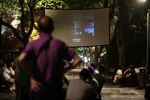 People stand or sit on stools to watch outdoor movies shown at Shanghai's parks. (Photos: Yang Hui/GT) People stand or sit on stools to watch outdoor movies shown at Shanghai's parks. (Photos: Yang Hui/GT)