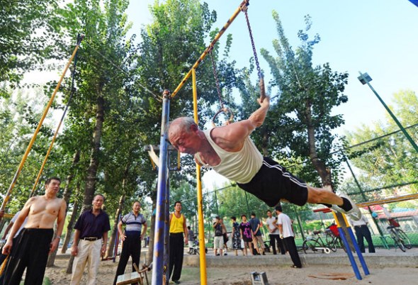 A 75-year-old man exercises on rings at a park in Tianjin on Tuesday, China's National Fitness Day.(Photo by SHI SONGYU/FOR CHINA DAILY) A 75-year-old man exercises on rings at a park in Tianjin on Tuesday, China's National Fitness Day.(Photo by SHI SONGYU/FOR CHINA DAILY)