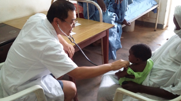 Wang Zhibing treats a boy in Kiffa, a city in south Mauritania. (Photo provided to chinadaily.com.cn) Wang Zhibing treats a boy in Kiffa, a city in south Mauritania. (Photo provided to chinadaily.com.cn)
