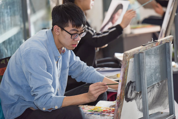 A student practices painting in an art class in Huanggu district in Shenyang, Liaoning province. (Photo by Wang Huan/provided to China Daily)
