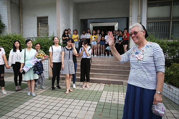 Students say goodbye to teacher Esther Snader at Anqing Normal University in Anhui province as she leaves to return to the United States. CHEN DONG/FOR CHINA DAILY Students say goodbye to teacher Esther Snader at Anqing Normal University in Anhui province as she leaves to return to the United States. CHEN DONG/FOR CHINA DAILY