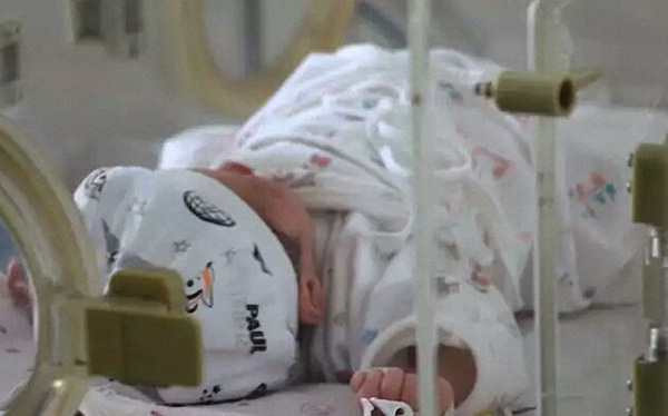 The baby girl abandoned by her mother receives care at a hospital. Provided to China Daily The baby girl abandoned by her mother receives care at a hospital. Provided to China Daily