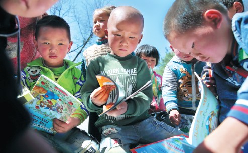 Youngsters in the southwestern province of Guizhou read books donated by volunteers. Youngsters in the southwestern province of Guizhou read books donated by volunteers.