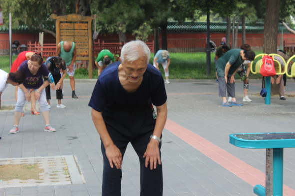 Guo Baomu has been doing physical exercise for the last 14 years in the Ritan Park, Beijing, every morning. (Photo by Nanda Lal Tiwari) Guo Baomu has been doing physical exercise for the last 14 years in the Ritan Park, Beijing, every morning. (Photo by Nanda Lal Tiwari)