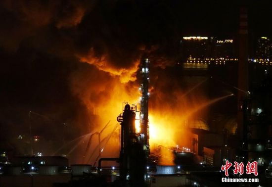 The fire broke out at around 6:40 p.m. in a subsidiary of state-owned PetroChina Company Limited in Dalian. (Photo: China News Service/Liu Debin) The fire broke out at around 6:40 p.m. in a subsidiary of state-owned PetroChina Company Limited in Dalian. (Photo: China News Service/Liu Debin)