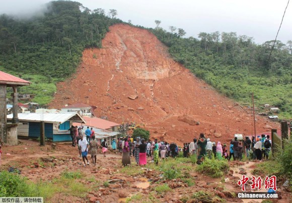 A devastating mudslide hits an area on the outskirts of Sierra Leone's capital city Freetown, August 14, 2017, leaving hundreds of people dead. (Photo/Agencies) A devastating mudslide hits an area on the outskirts of Sierra Leone's capital city Freetown, August 14, 2017, leaving hundreds of people dead. (Photo/Agencies)