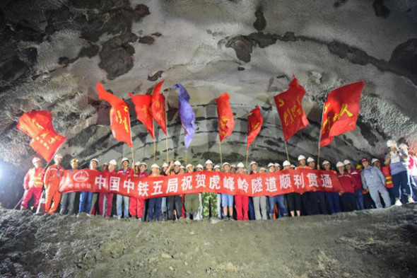 Workers celebrate the rocks on the final section were broken through in Hufengling Tunnel on Aug 20, 2017. (Photo provided to chinadaily.com.cn) Workers celebrate the rocks on the final section were broken through in Hufengling Tunnel on Aug 20, 2017. (Photo provided to chinadaily.com.cn)