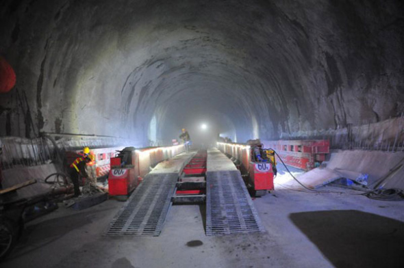 Construction continues on Hufengling Tunnel, Aug 20, 2017. (Photo provided to chinadaily.com.cn) Construction continues on Hufengling Tunnel, Aug 20, 2017. (Photo provided to chinadaily.com.cn)