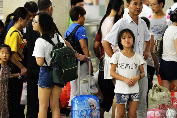 A girl tries not to cry at Hankou Railway Station in Wuhan, Hubei province, as she prepares to return home on Sunday. As summer vacation comes to an end, many children of migrant workers who traveled to big cities to spend time with their parents must say goodbye. (Photo by Jin Zhenqiang/China Daily) A girl tries not to cry at Hankou Railway Station in Wuhan, Hubei province, as she prepares to return home on Sunday. As summer vacation comes to an end, many children of migrant workers who traveled to big cities to spend time with their parents must say goodbye. (Photo by Jin Zhenqiang/China Daily)