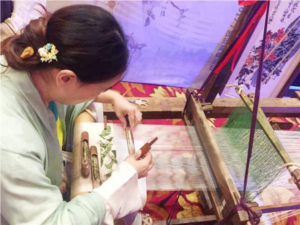 A Chinese artist shows the traditional making technique of Kesi, a type of silk tapestry woven with intricate pictures. (Photo by Bi Nan/chinadaily.com.cn) A Chinese artist shows the traditional making technique of Kesi, a type of silk tapestry woven with intricate pictures. (Photo by Bi Nan/chinadaily.com.cn)
