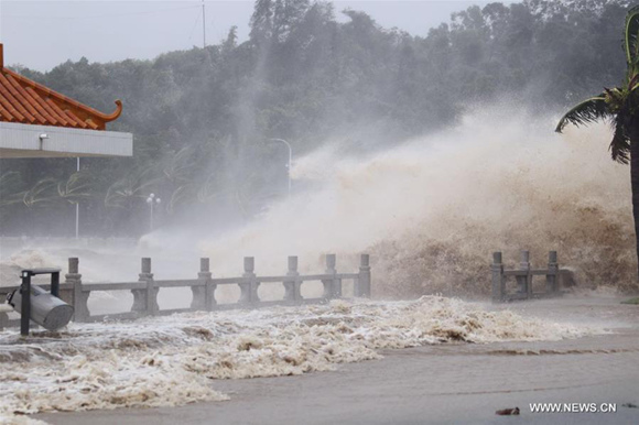 Photo taken on Aug. 23, 2017 shows billows in Zhuhai, south China's Guangdong Province. Hato, the 13th typhoon this year, landed at noon Wednesday in Zhuhai City, south China's Guangdong Province, bringing gales of 45 meters per second at its eye, according to local meteorological authorities. (Xinhua) Photo taken on Aug. 23, 2017 shows billows in Zhuhai, south China's Guangdong Province. Hato, the 13th typhoon this year, landed at noon Wednesday in Zhuhai City, south China's Guangdong Province, bringing gales of 45 meters per second at its eye, according to local meteorological authorities. (Xinhua)